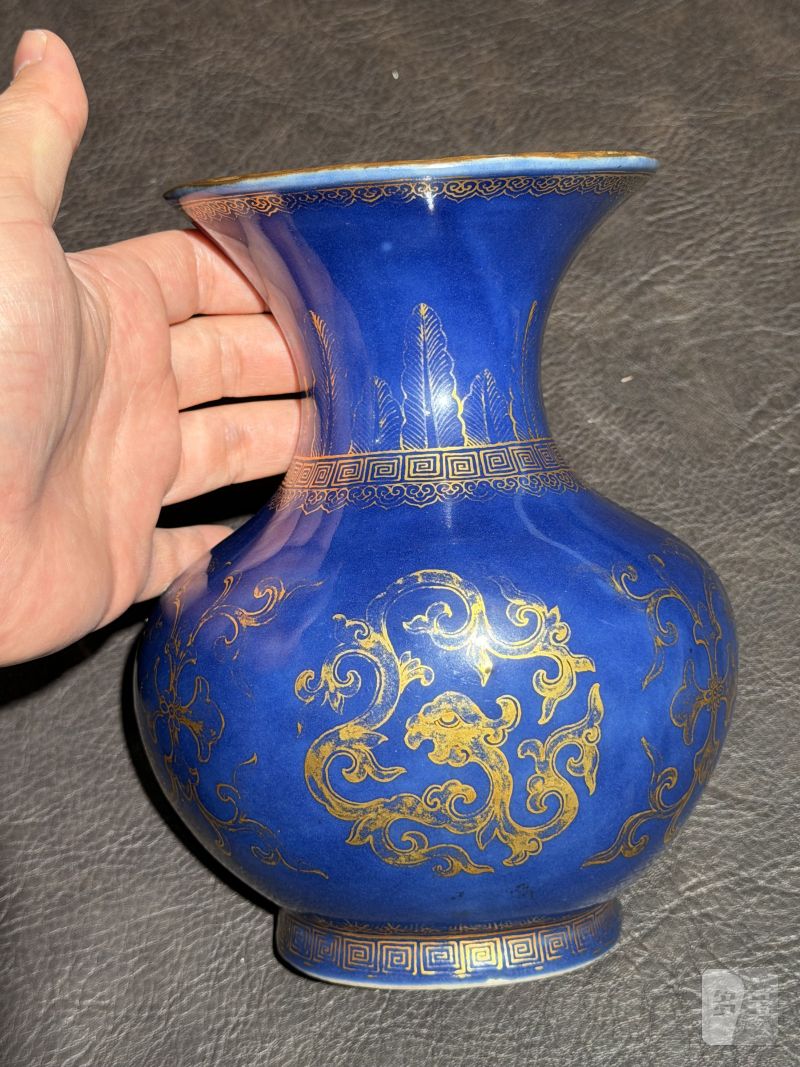 清乾隆 宝石蓝釉描金团龙纹壁瓶 - 图9
